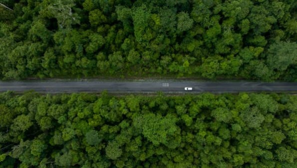 Mașină pe drum din aer — tractare mașini electrice